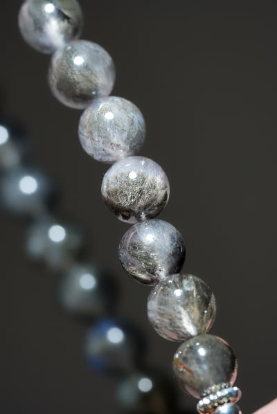 【暗夜覺醒．能量突圍】 Rosa.G 星空魔鬼海藍寶 x 黑羽毛極光 x 黑拉長石 x 金太陽石設計手鍊6