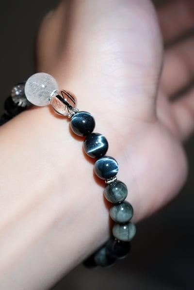 【看穿偽善・高頻淨化】 Rosa.G 淨界迴聲｜阿塞白水晶透體黑髮灰藍虎眼 手鍊3