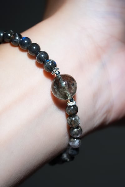 【暗夜覺醒．能量突圍】 Rosa.G 星空魔鬼海藍寶 x 黑羽毛極光 x 黑拉長石 x 金太陽石設計手鍊3