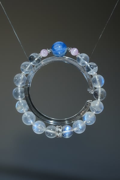 【冰川對焦．直覺掠奪】 Rosa.G 星光白幽靈 x 藍晶石 x 藍月光 x 紫鋰輝設計手鍊1