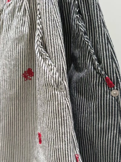 直條紋刺繡短褲 260409124