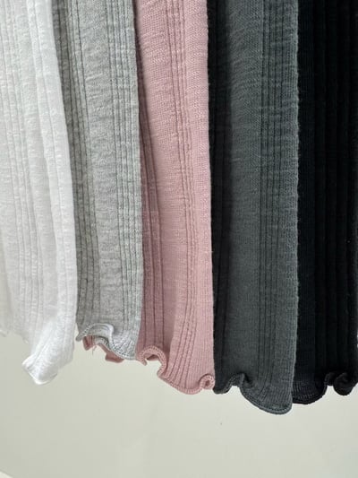 木耳邊坑條上衣 260115052