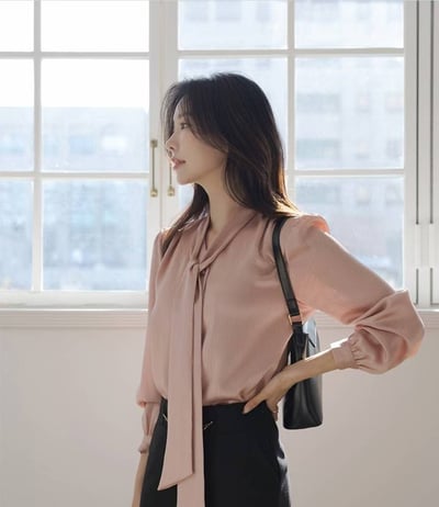 緞面細坑條綁帶V領襯衫2