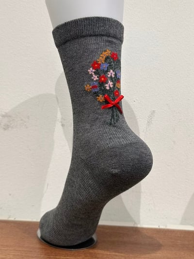 後置花束刺繡中筒襪3