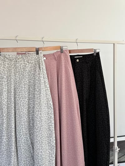 微光豹紋寬版長褲9