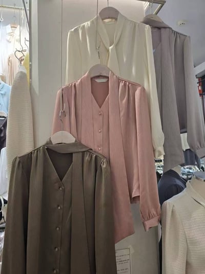 緞面細坑條綁帶V領襯衫12