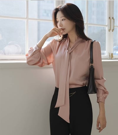 緞面細坑條綁帶V領襯衫3