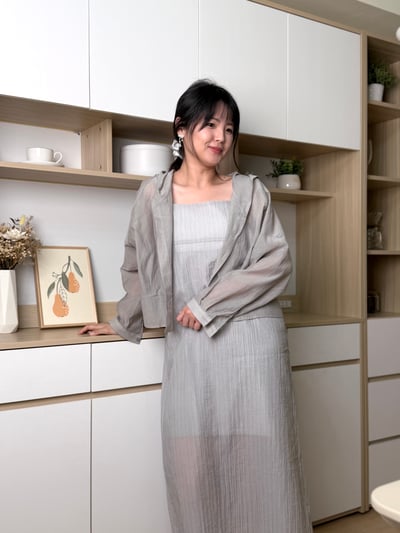 柔霧光澤連帽薄感罩衫 灰7