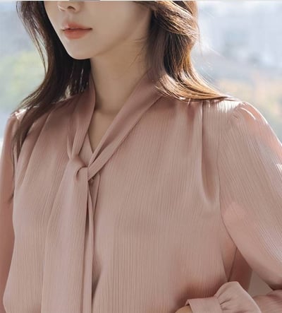 緞面細坑條綁帶V領襯衫1