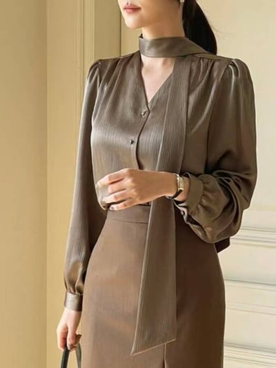 緞面細坑條綁帶V領襯衫6