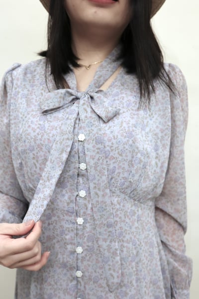 立體小花鈕扣綁帶碎花洋裝6