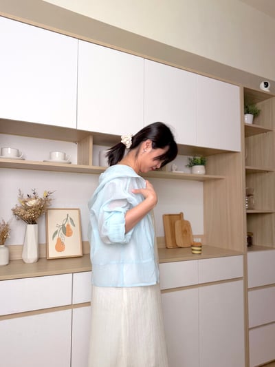 柔霧光澤連帽薄感罩衫 淺藍4