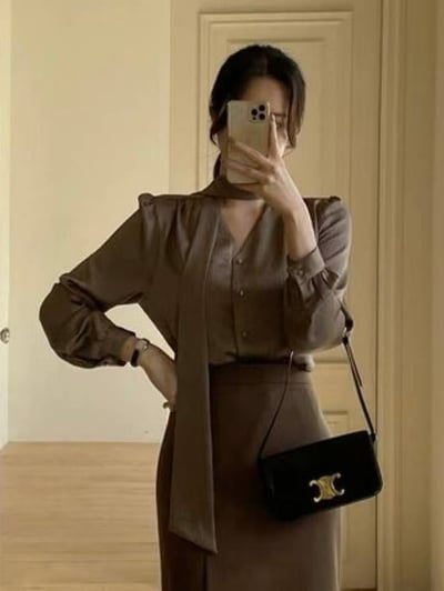 緞面細坑條綁帶V領襯衫8