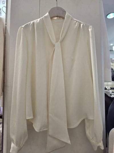 緞面細坑條綁帶V領襯衫9