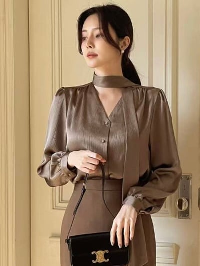 緞面細坑條綁帶V領襯衫7