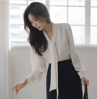 緞面細坑條綁帶V領襯衫13