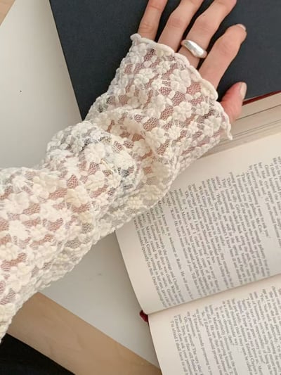 溫柔透膚花朵蕾絲短版上衣5