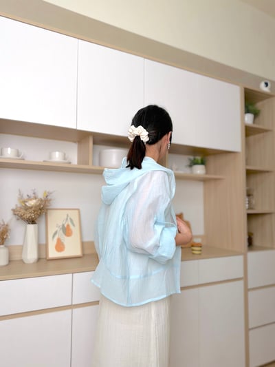 柔霧光澤連帽薄感罩衫 淺藍3