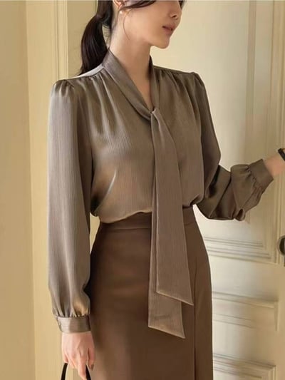 緞面細坑條綁帶V領襯衫5