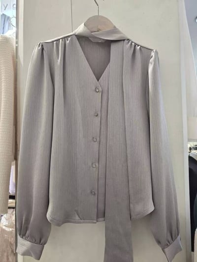 緞面細坑條綁帶V領襯衫11