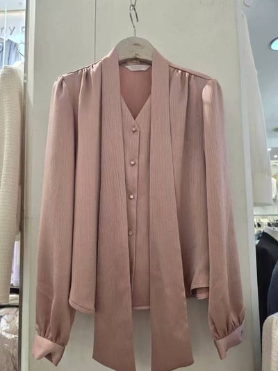 緞面細坑條綁帶V領襯衫10