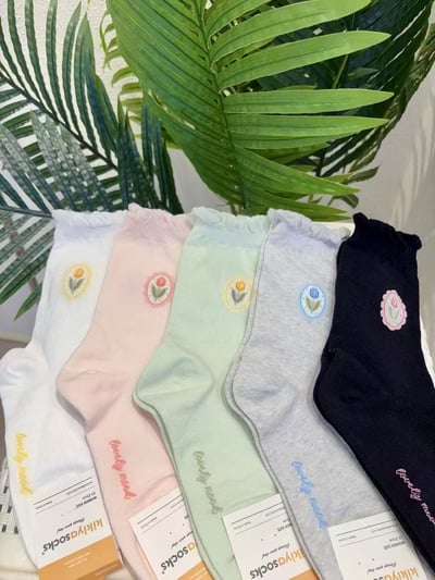 鬱金香刺繡捲邊中筒襪1