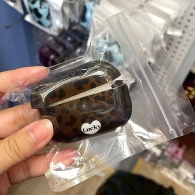 酷妹會用の咖色LuckyAirPods保護套1