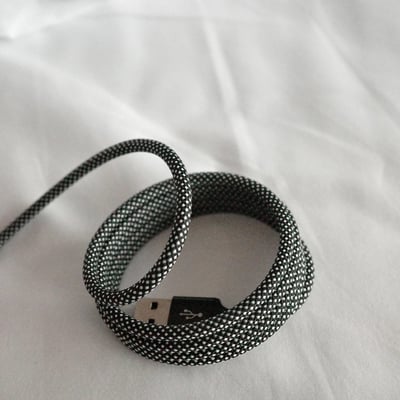 收納自如的磁吸充電線4