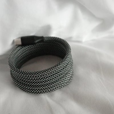 收納自如的磁吸充電線9