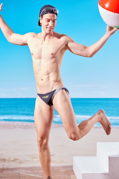 Young Joe 揚捷泳裝 大男低腰膠印黑灰剪接三角泳褲2