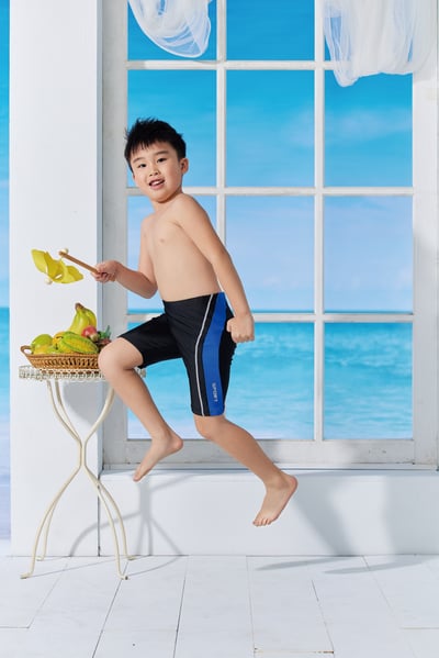 Young Joe 揚捷泳裝 小男黑藍剪接七分泳褲1