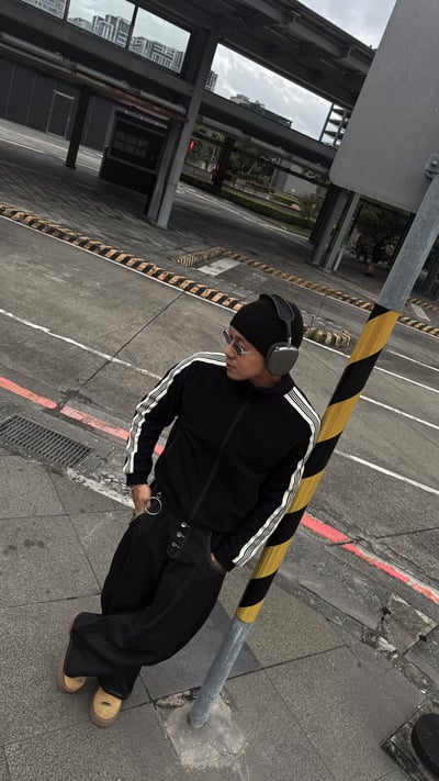 直絨拼接立領短窄運動外套4