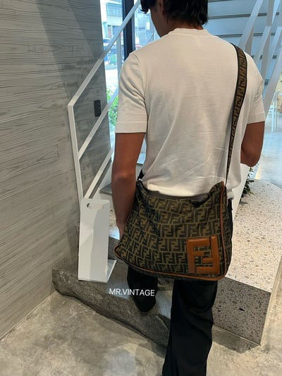 Fendi老花斜背包1
