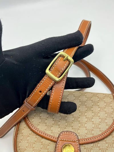 Celine迷你半月包10