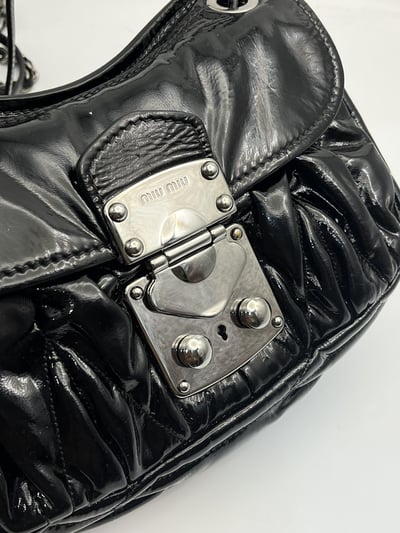 Miu Miu漆皮小方包7