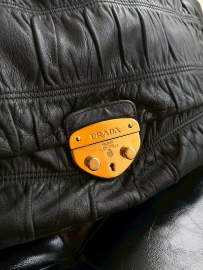 Prada羊皮肩背包5