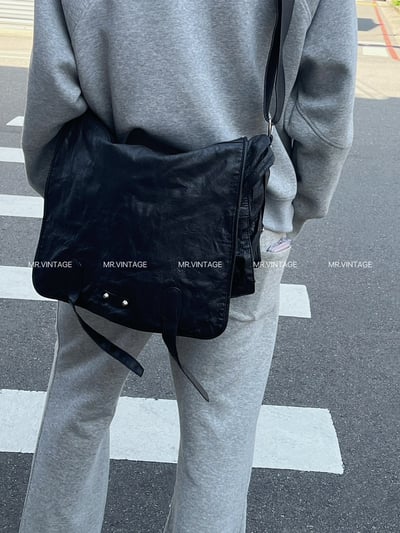 Balenciaga斜肩包1