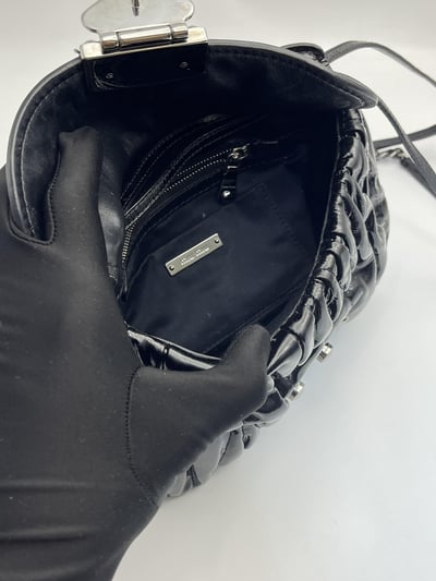 Miu Miu漆皮小方包10