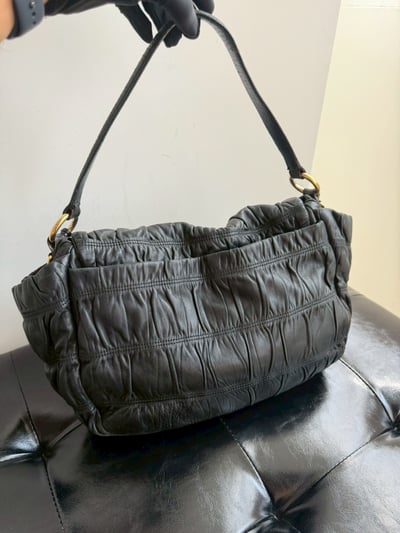 Prada羊皮肩背包6