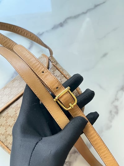 Celine迷你半月包7