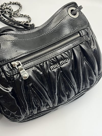 Miu Miu漆皮小方包8