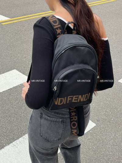 Fendi mini 後背包1