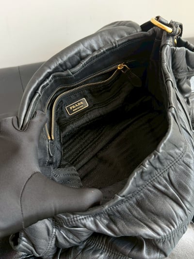 Prada羊皮肩背包13