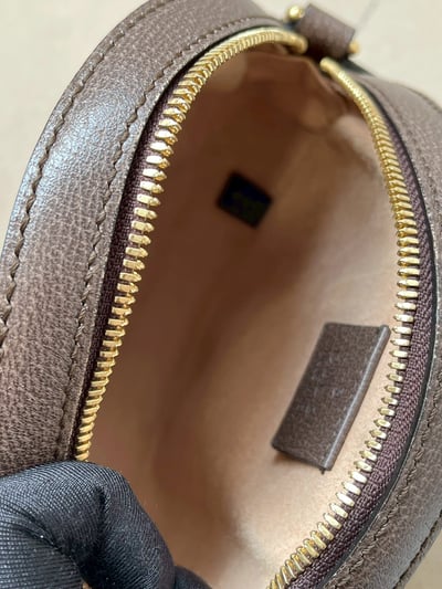 Gucci老花圓餅包10