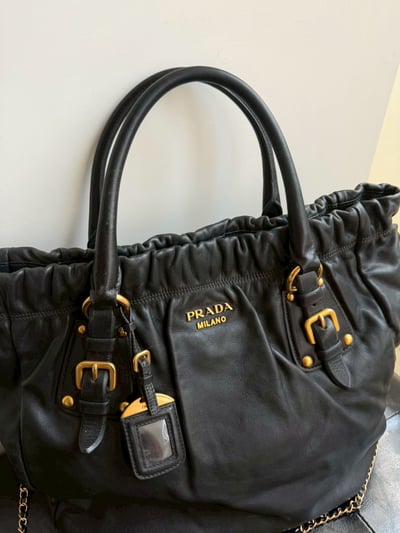 Prada托特包5