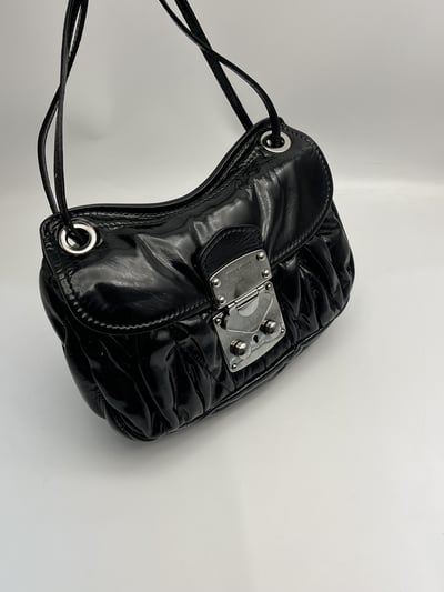 Miu Miu漆皮小方包5