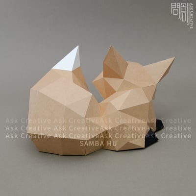 趴坐萌尾巴小狐狸5