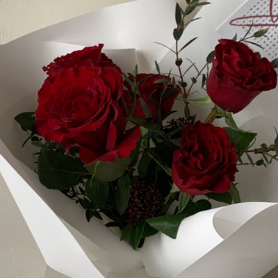 5 支紅色玫瑰混合花束5