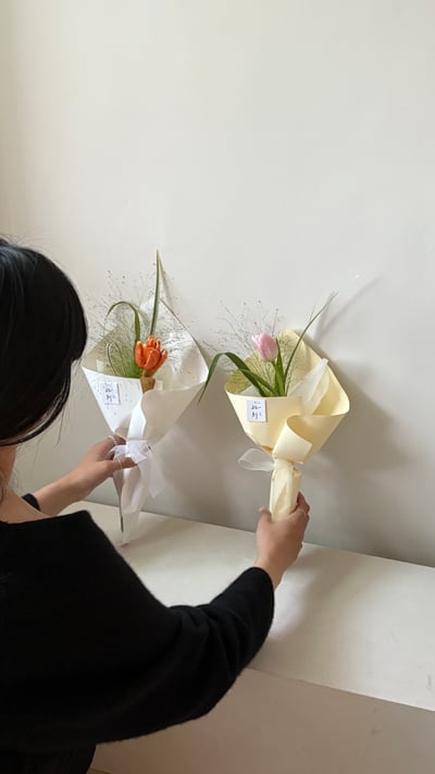 單支粉色鬱金香葉材花束3