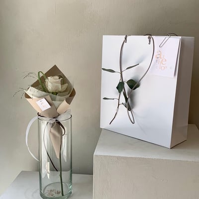 單支白玫瑰葉材花束4